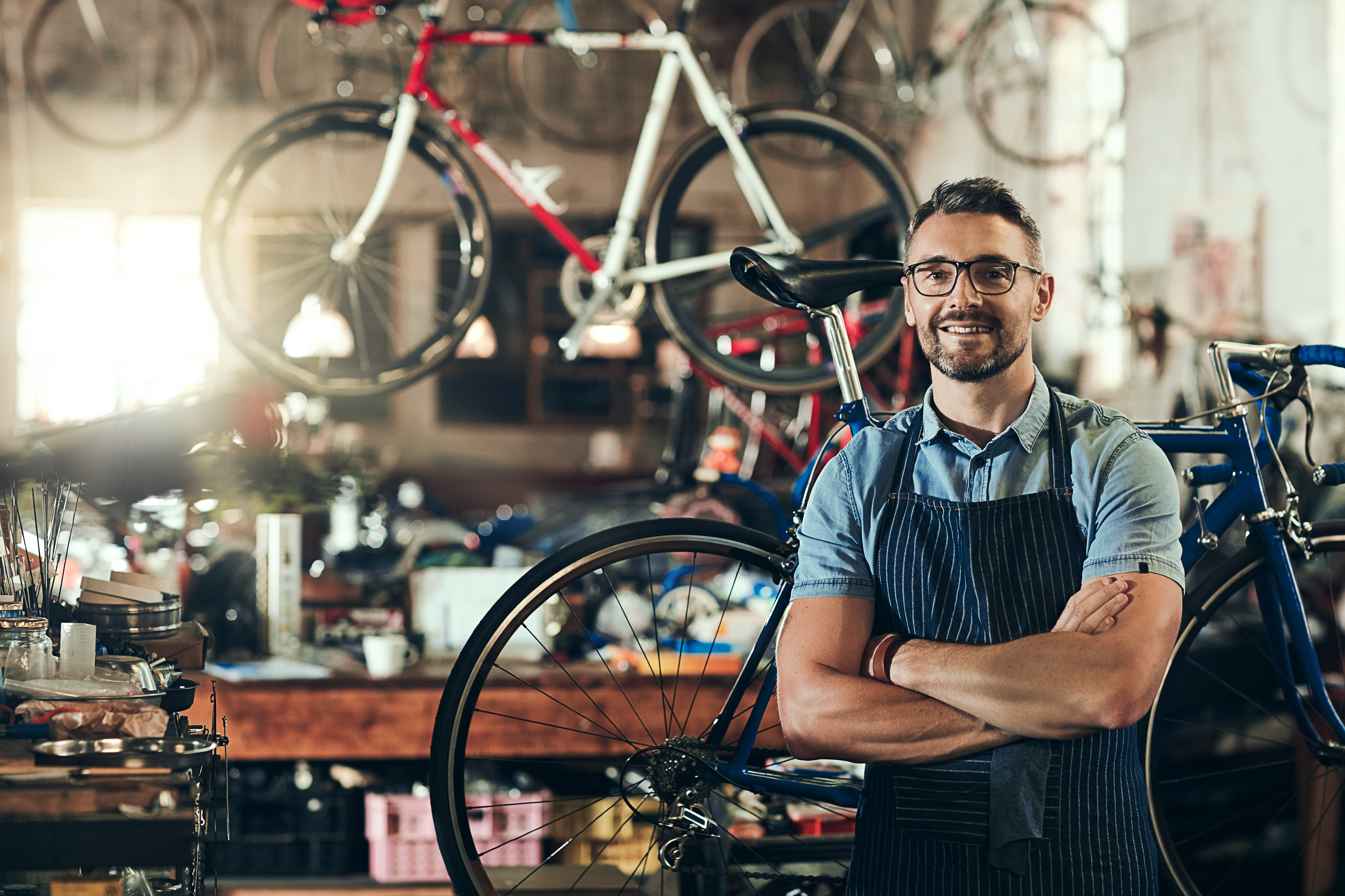 Portrait d'un homme mûr travaillant dans un atelier de réparation de vélos