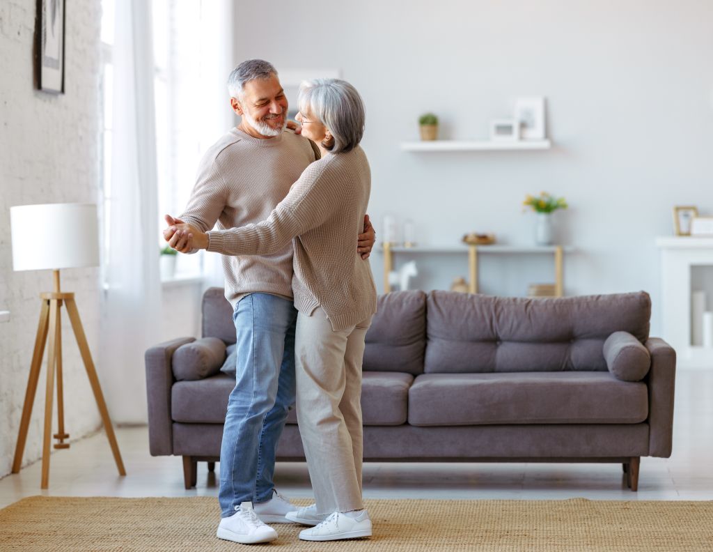 Un couple de personnes âgées dansant et se regardant.