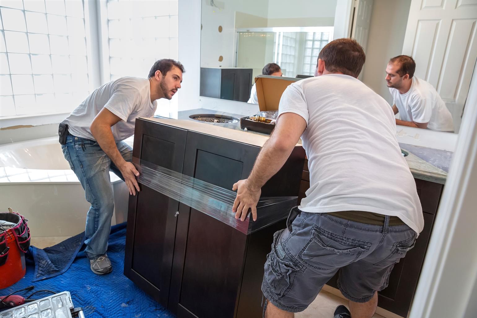 Travailleurs installant un lavabo de salle de bains