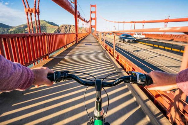 La vue depuis un cycliste traversant le Golden Gate Bridge de San Francisco