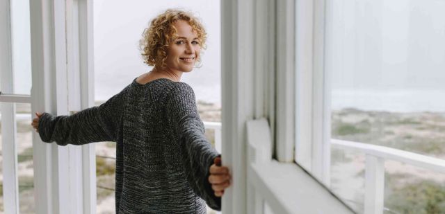 une femme dans l’embrasure d’une porte