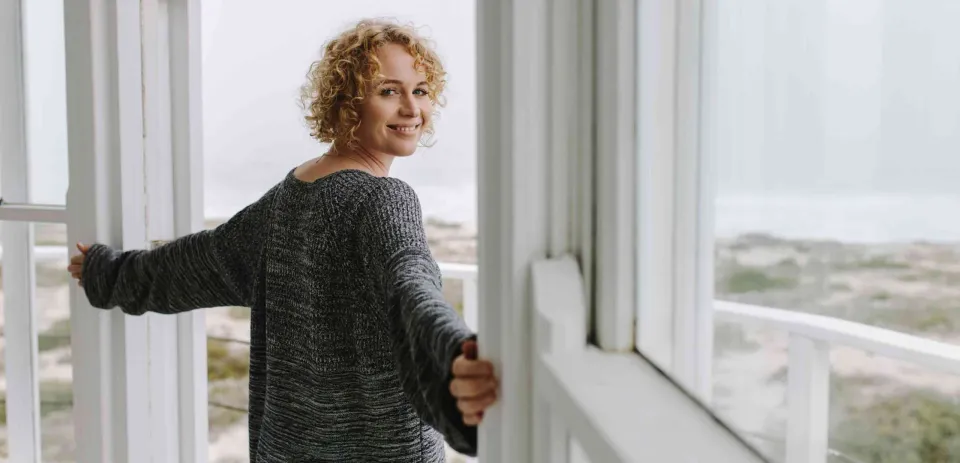 une femme dans l’embrasure d’une porte