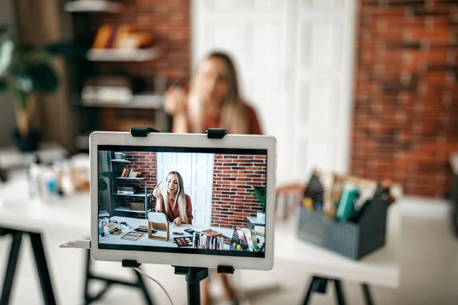 Femme entrepreneur de la génération Z enregistrant une vidéo