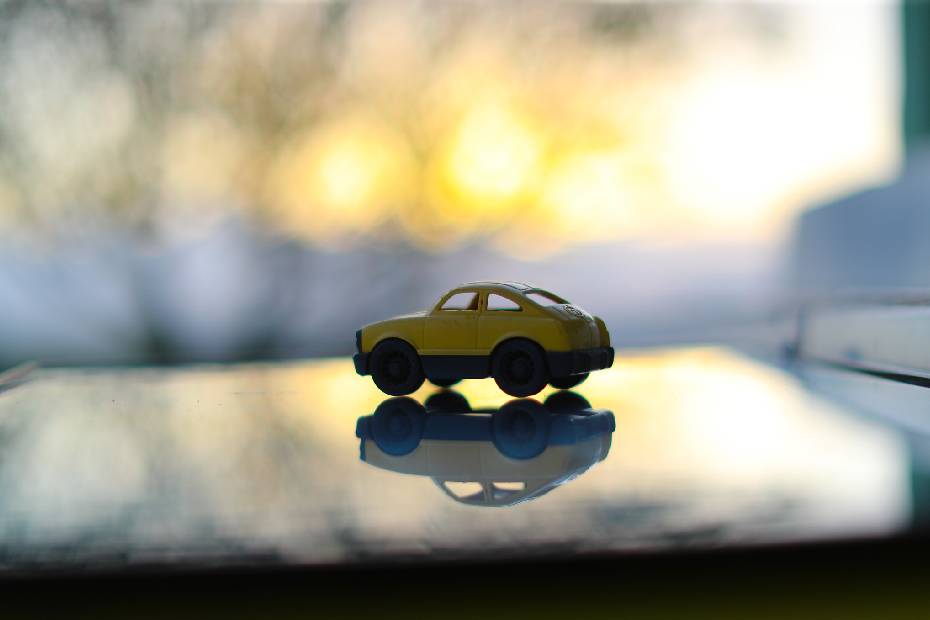 Une voiture-jouet jaune sur un bureau