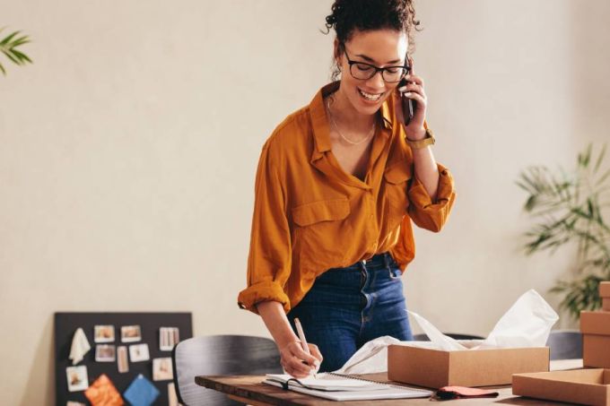 Femme d'affaires au téléphone