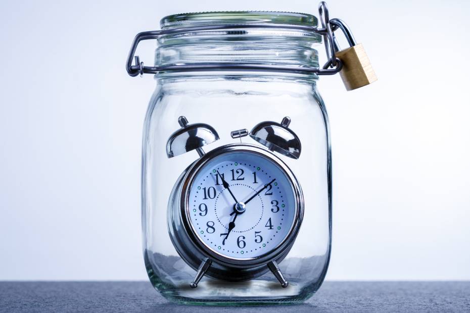 Photo d'une horloge à l'intérieur d'un bocal en verre