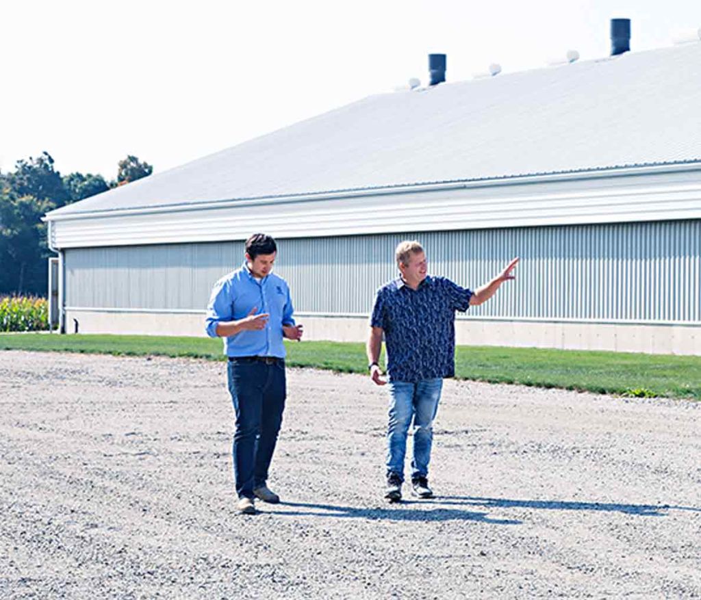 Les agriculteurs se tiennent dans un champ pour discuter des opportunités