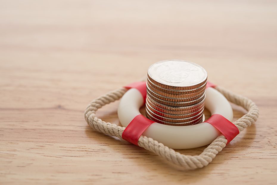 Mini-bouée de sauvetage avec une pile de pièces de monnaie à l'intérieur