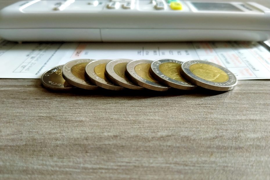Sept pièces de 2 $ en ligne devant un budget et une calculatrice