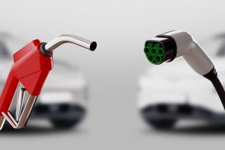 Une conduite d'essence rouge et un câble de recharge électrique vert