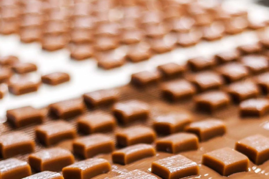 Une unité de production fabrique un lot de chocolats.