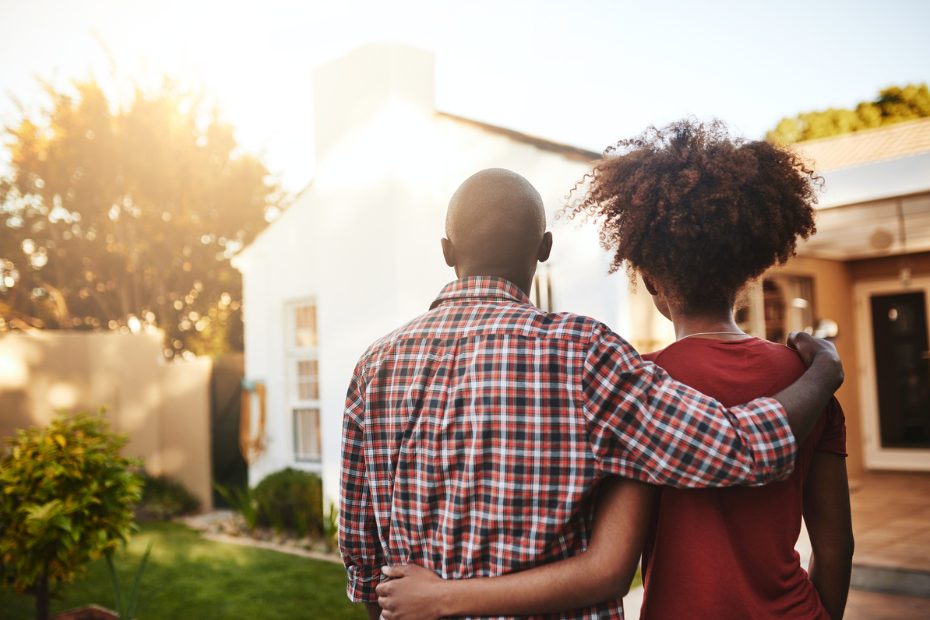 Deux personnes regardent une maison.