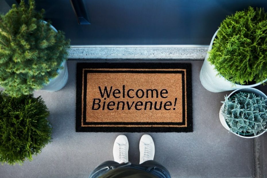 Tapis d'entrée devant une maison.