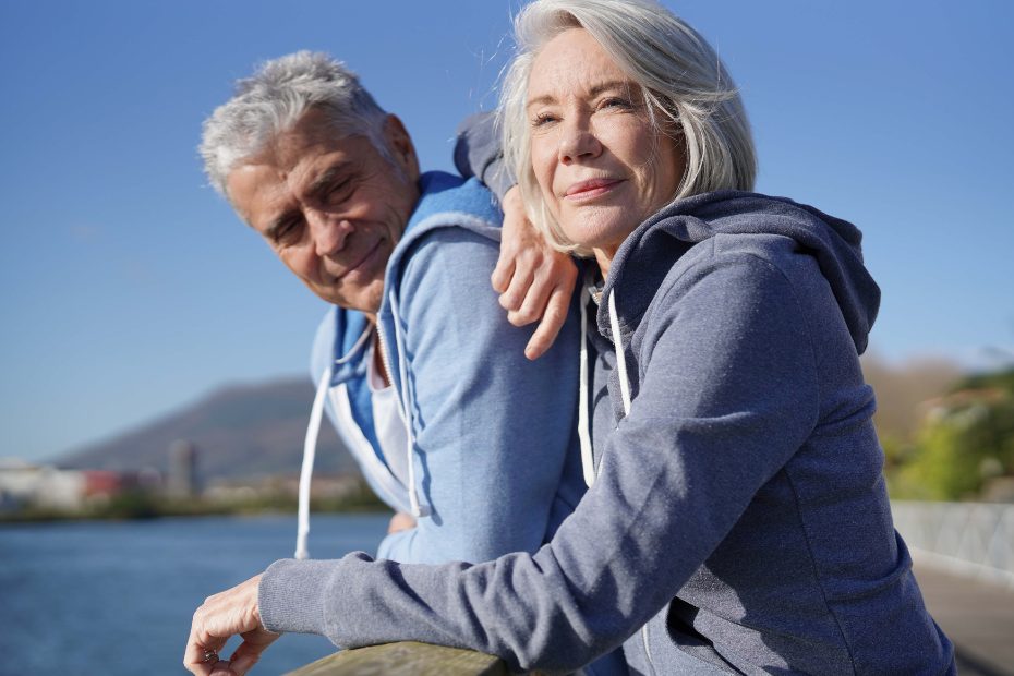 Un couple d'aînés profite de la vie sur la plage.