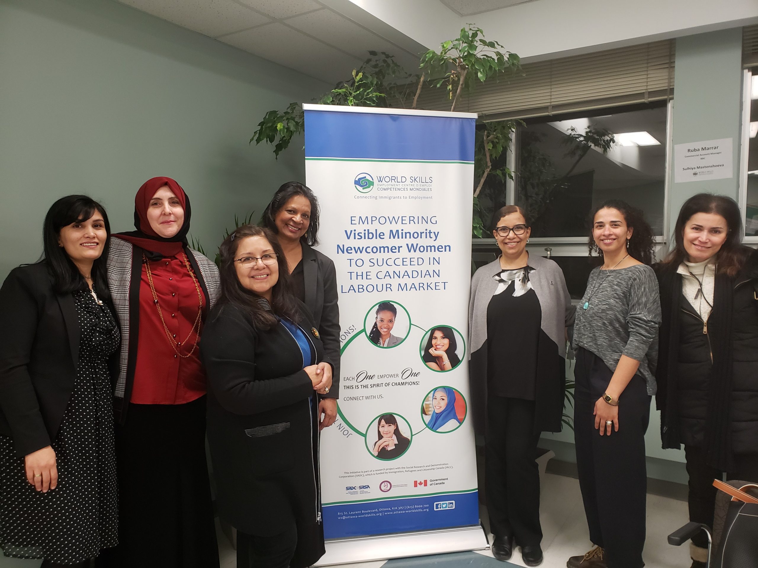 [Caption] Heidi Hemdam (au centre, à droite) et d'autres personnes de l'initiative « Autonomisation des femmes nouvellement arrivées à l'intégration et la réussite sur le marché du travail canadien » du centre d'emploi Compétences mondiales.