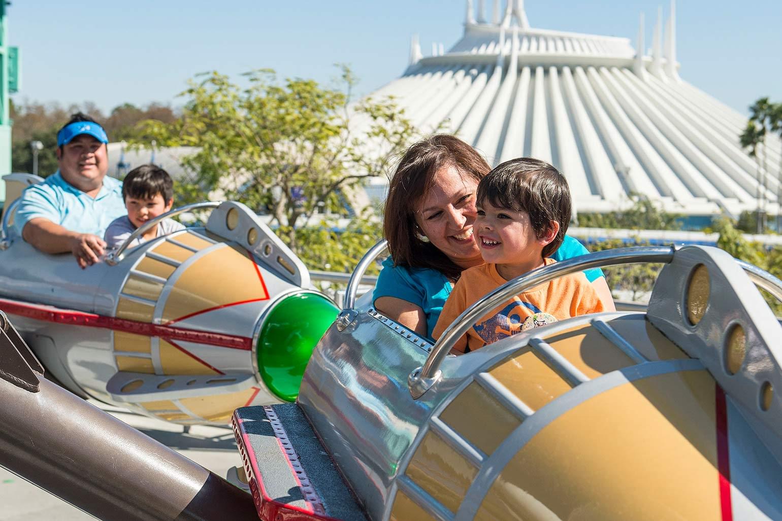 Mère et fils profitant d'un tour chez Walt Disney