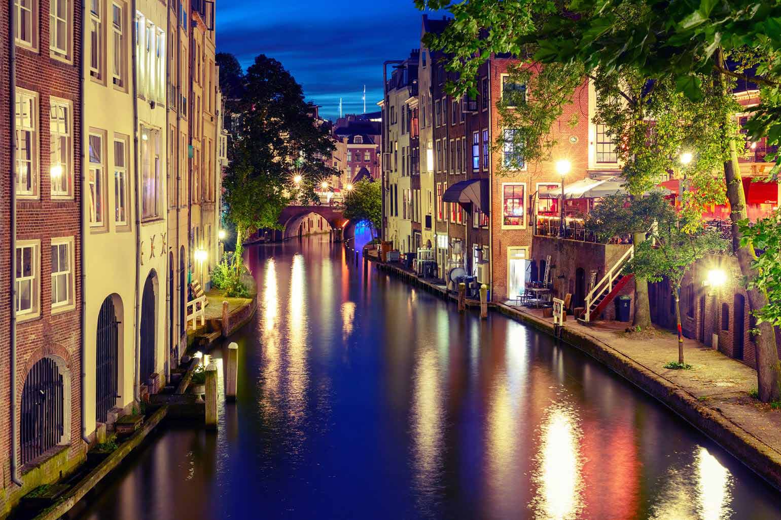 Le Canal Oudegracht, à Utrecht aux Pays-Bas, illuminé au crépuscule.