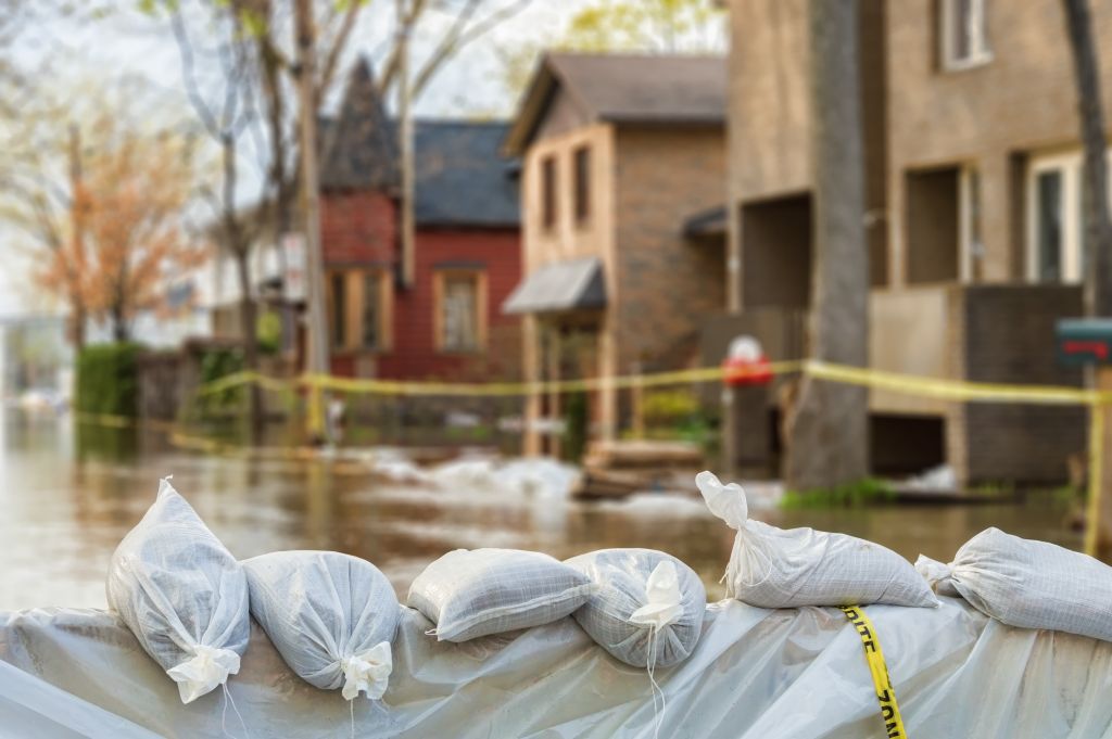 Les sacs de sable sont une bonne mesure de prévention des inondations dans les banlieues