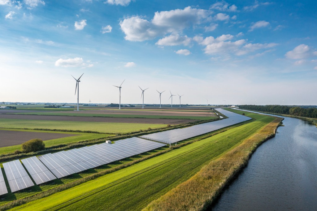 Des panneaux solaires et des éoliennes génèrent de l'énergie renouvelable pour un avenir vert et durable.