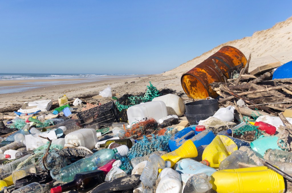 ordures, plastiques et déchets sur la plage après les tempêtes hivernales