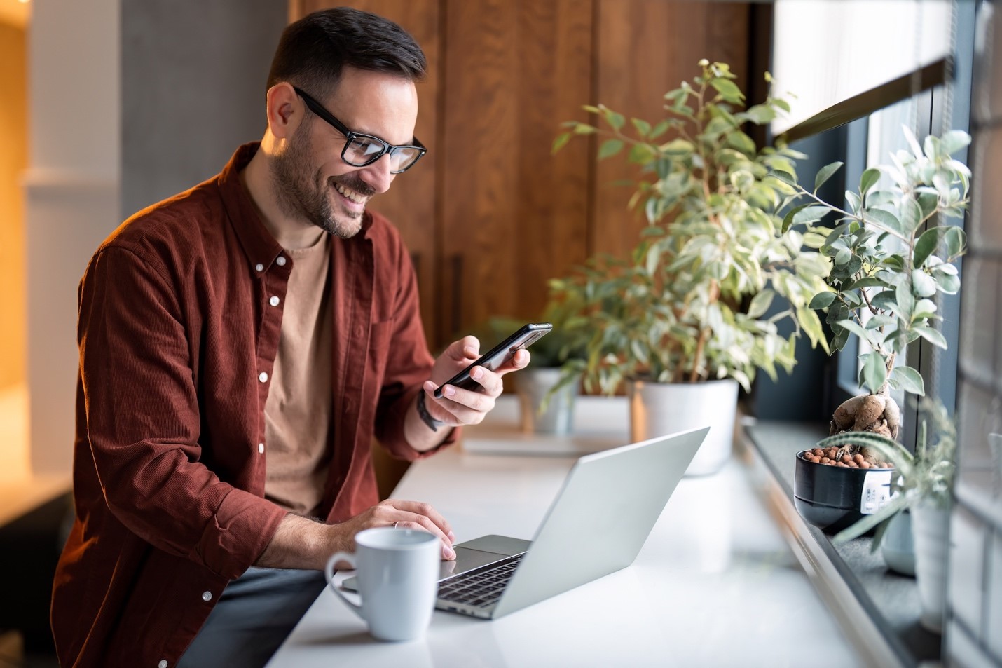 Homme heureux travaillant sur un ordinateur portable