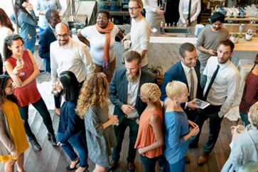 Un petit rassemblement de jeunes gens d’affaires qui font du réseautage.