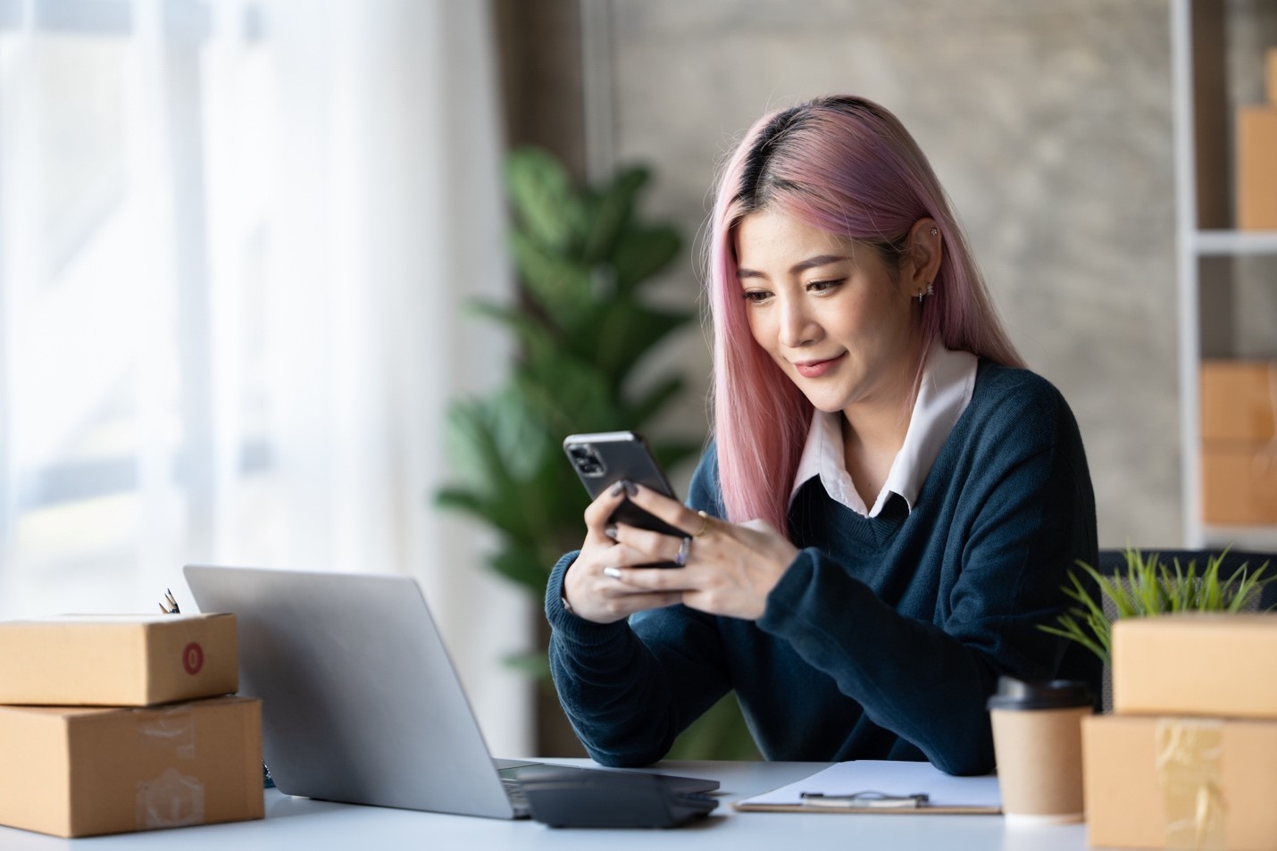 Femme sur son téléphone