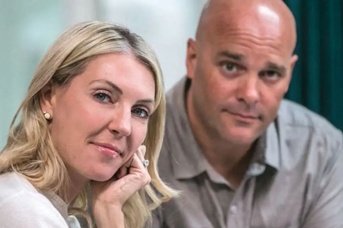 Bryan et Sarah Baeumler regardent la caméra