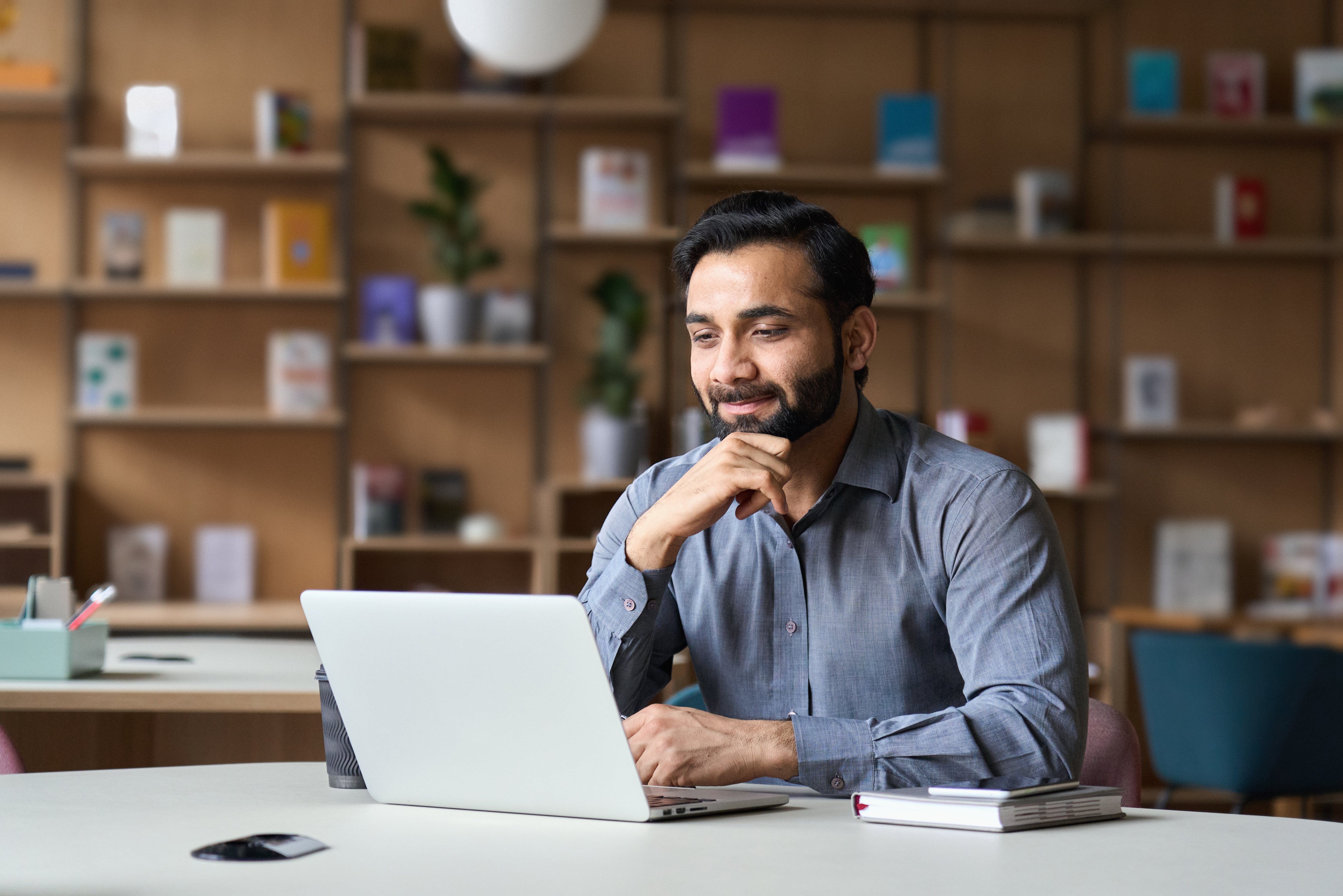 Un homme travaillant sur son ordinateur portable