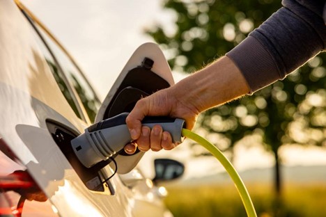 Personne faisant le plein d’essence dans une voiture.