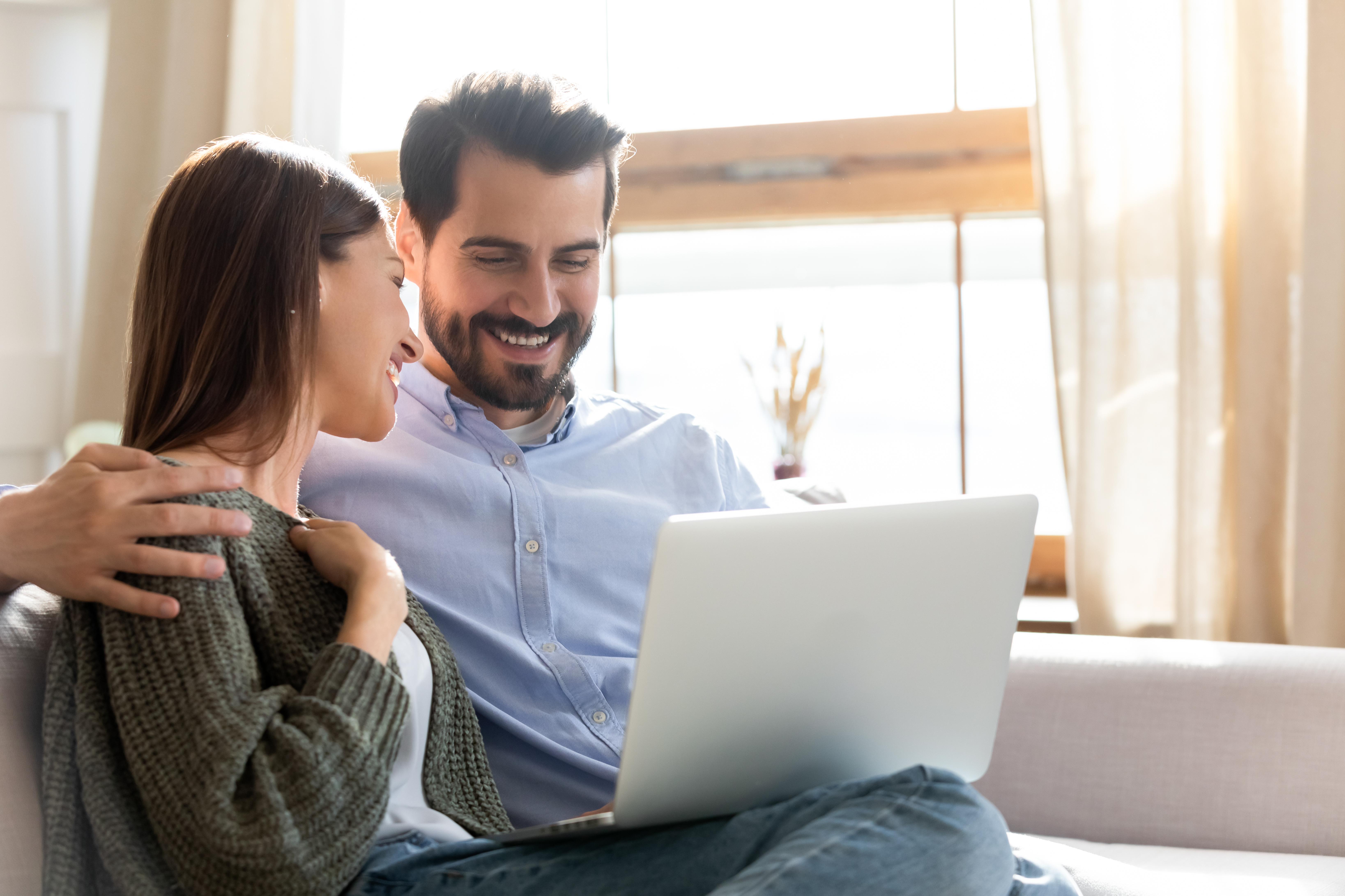 Jeune couple qui parle de ses finances