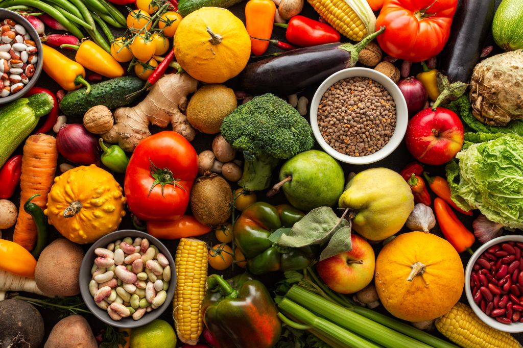 Légumes frais mûrs, fond de légumes de saison biologiques, récolte agricole d'automne, vue de dessus