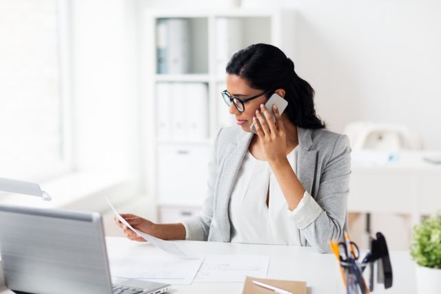 femmes utilisant leur téléphone portable pour examiner des documents afin de comprendre les transferts de solde de carte de crédit