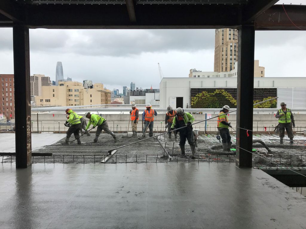 Central Concrete coule du béton CarbonCure à l’école UC Hastings de San Francisco. 
