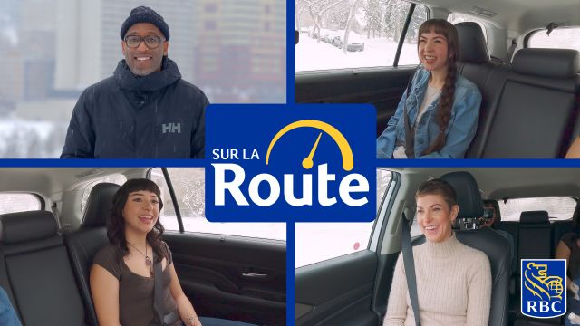 Un groupe d'amis assis et discutant dans une voiture.
