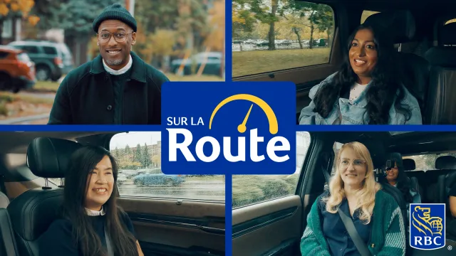 Un groupe d'amis souriant et discutant entre eux dans une voiture.