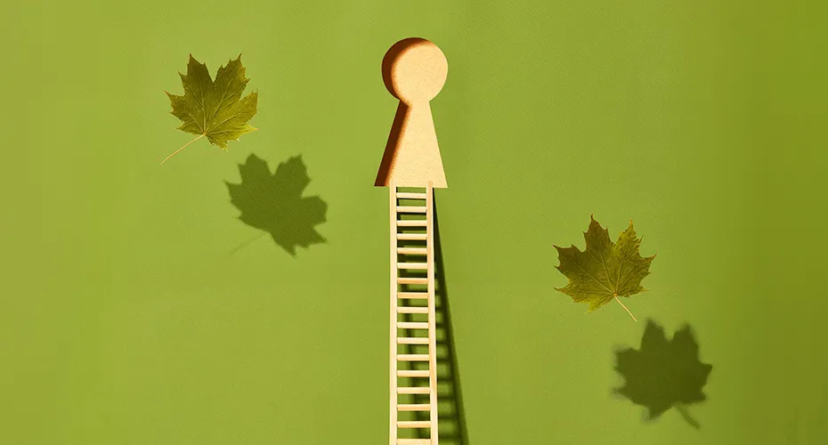 Feuille de papier verte avec le trou d’une serrure au centre, échelle en dessous, et feuilles d’érable autour