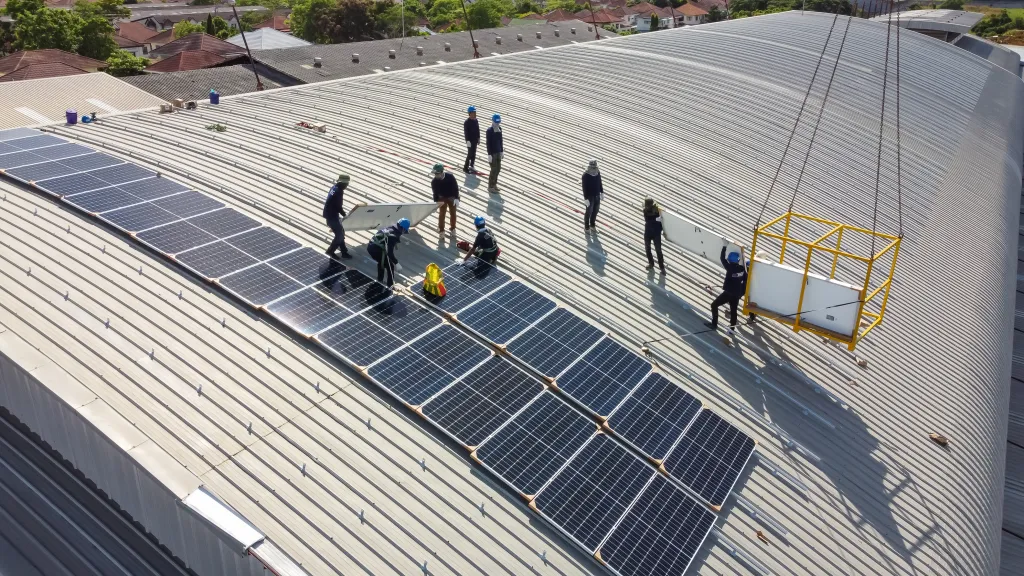 Installation de panneaux solaires sur le toit d’une usine
