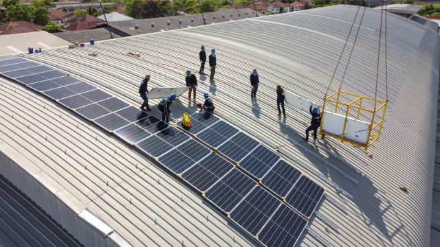Installation de panneaux solaires sur le toit d’une usine
