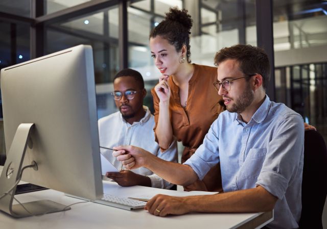Team in planning, strategy or goal for business in overtime / Équipe dans la planification, la stratégie ou l’objectif pour les affaires en heures supplémentaires.
