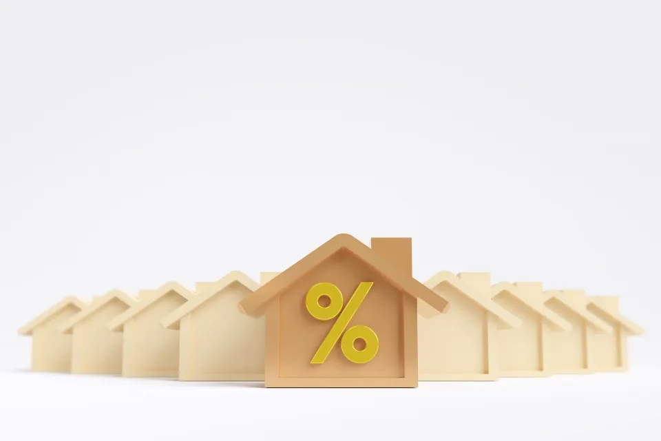 Un groupe de maisons en bois avec le signe %.