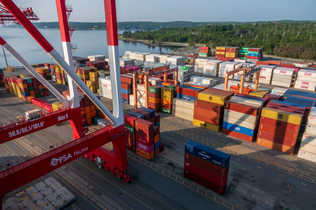 Vue en mode paysage de conteneurs d’expédition au port d’Halifax (Nouvelle-Écosse)