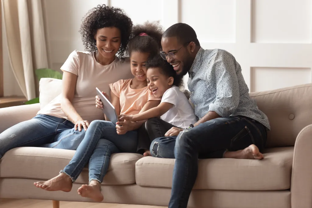 famille sur le canapé sur un iPad