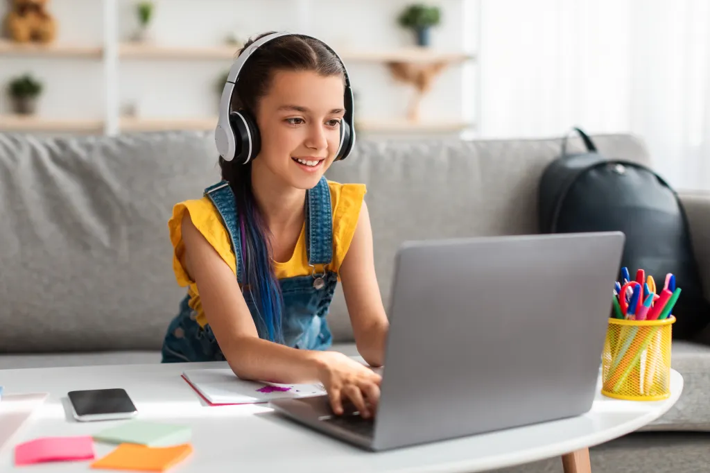 un enfant sur un ordinateur portable