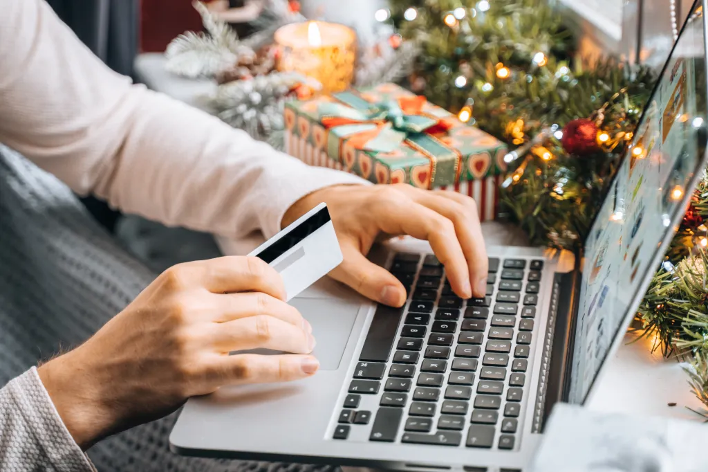 Les achats de vacances en ligne tout en détenant une carte de crédit.