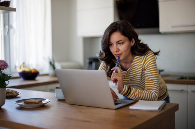 Jeune femme utilisant un ordinateur portable en télétravail