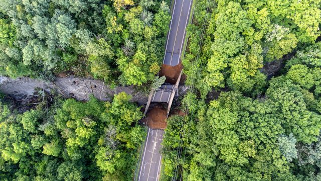 Vue aérienne d’une route détruite par une inondation.
