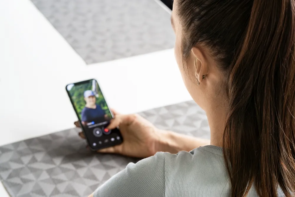 Femme faisant défiler sur une application de rencontres.