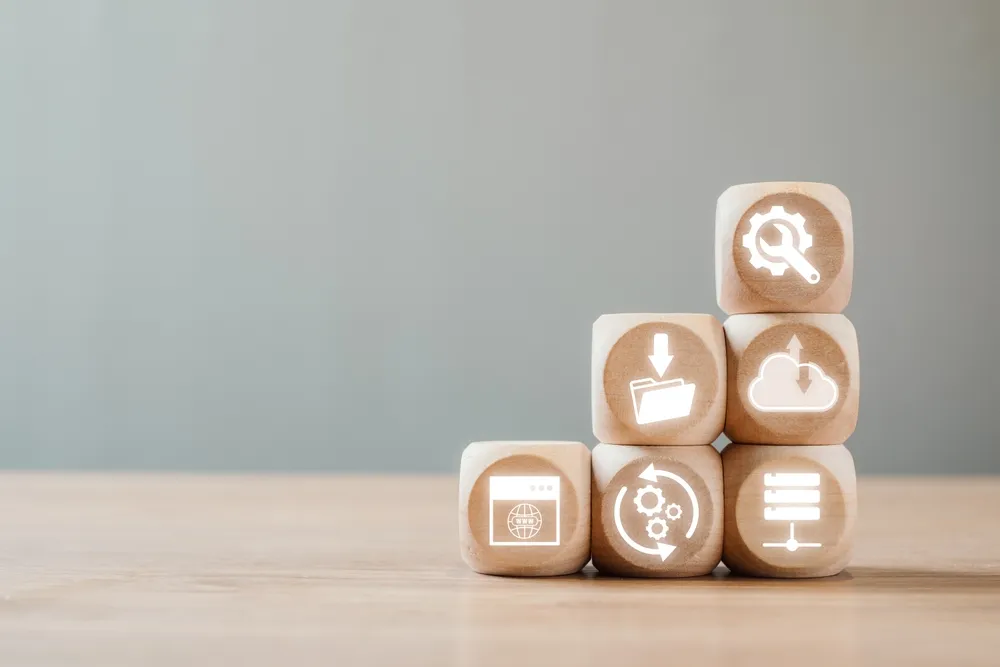 Blocs de bois empilés avec des icônes lumineuses.