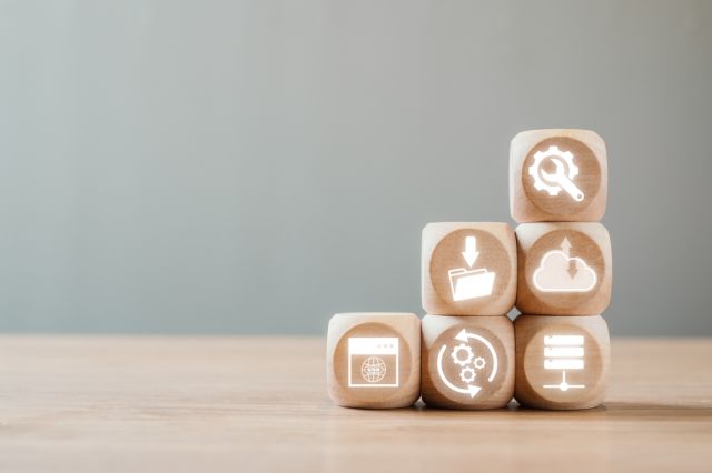 Blocs de bois empilés avec des icônes lumineuses.